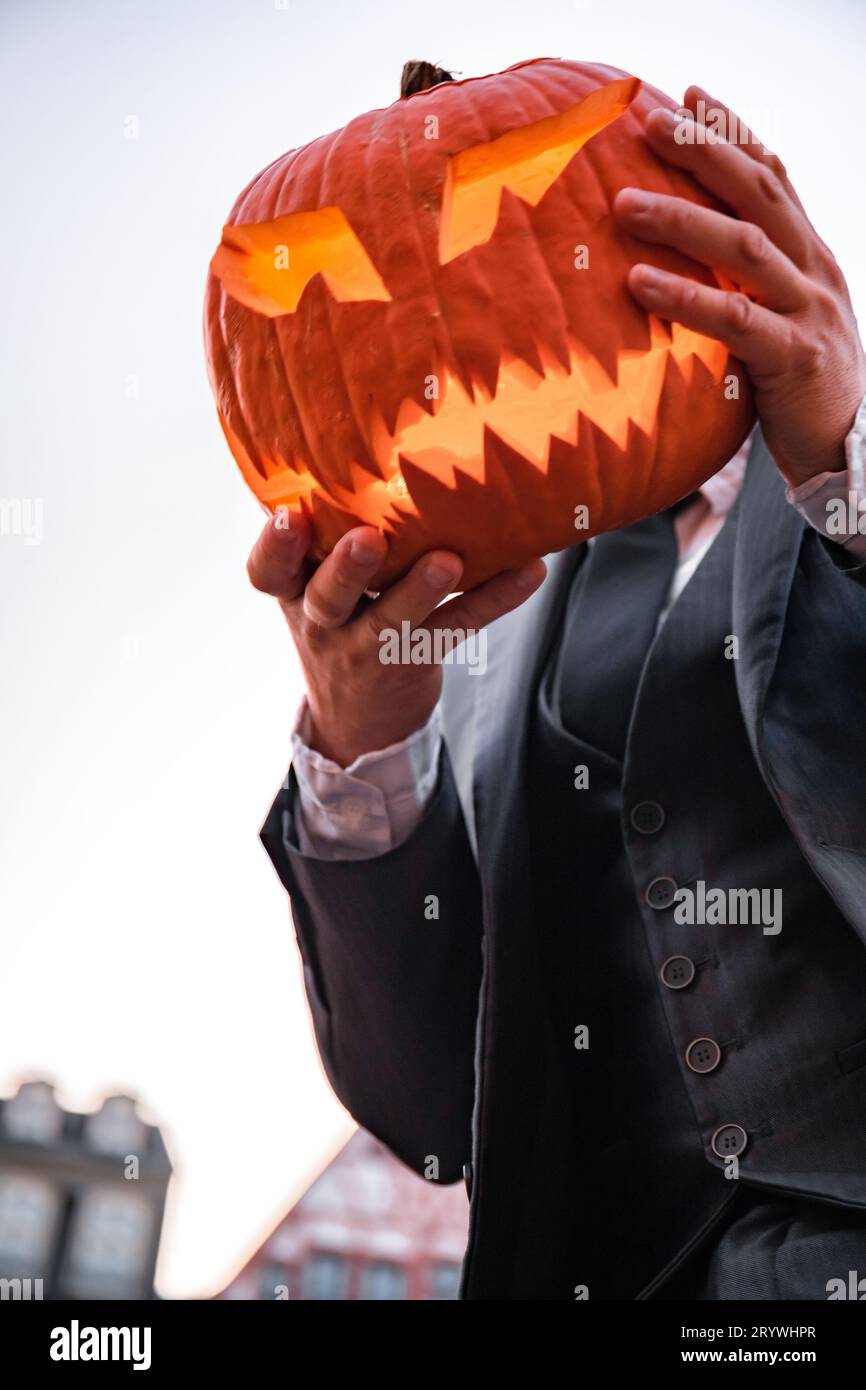 Nacht der Säuberung: Person mit LED-Maske und Halloween-Kürbis in Frankfurt Stockfoto