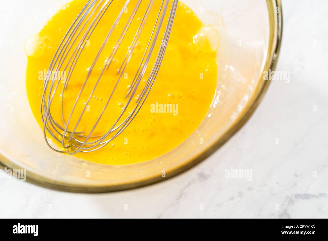 Zitronen-Heidelbeerkuchen mit Puderzucker-Staubwischen Stockfoto