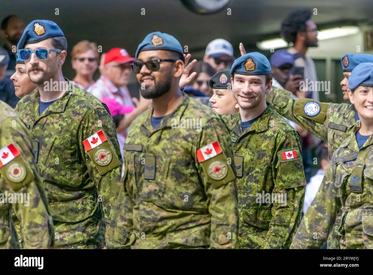 Calgary, Alberta, Kanada. Juli 2023. Mehrere Soldaten der kanadischen Armee marschieren bei einer öffentlichen Festparade. Stockfoto