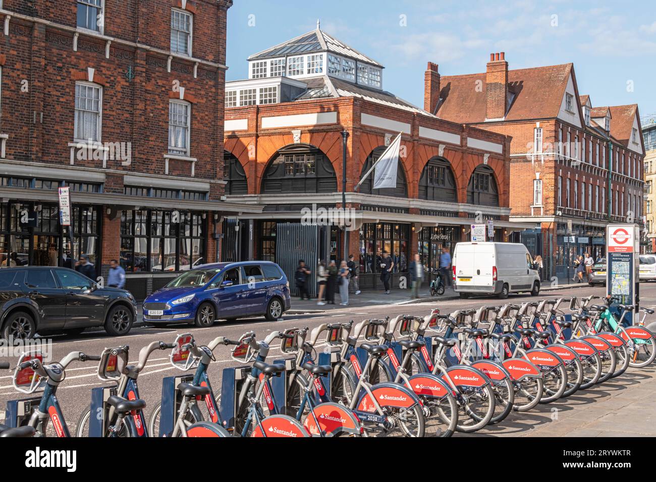 Santander Fahrradverleih Fahrräder gegenüber Spitalfields Old Market von der Commercial St, London E1. Stockfoto