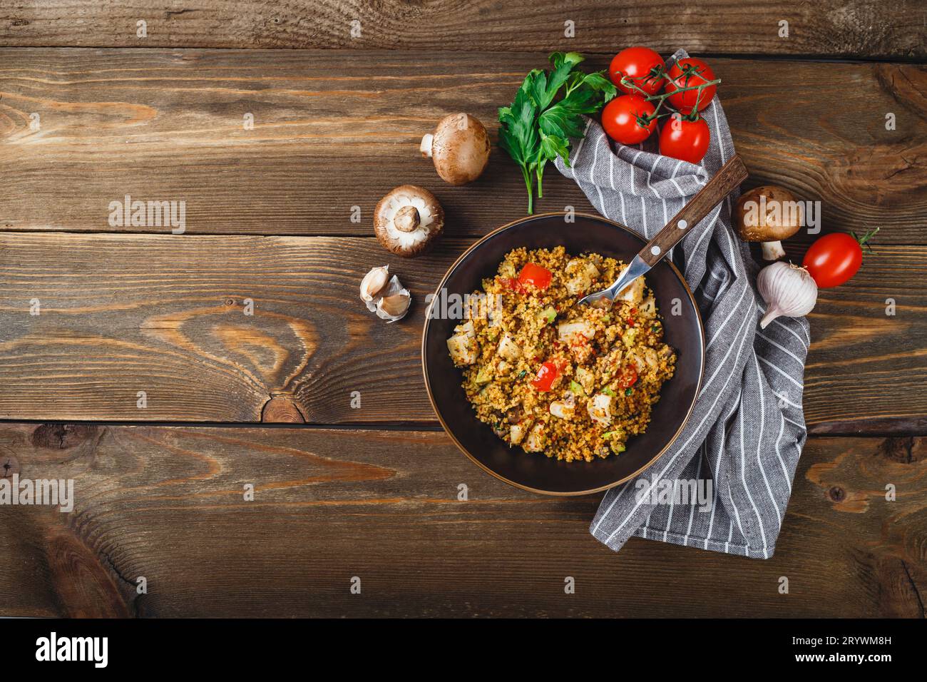 Couscous mit truthahn, Tomaten, Champignon-Pilzen und Avocado. Stockfoto