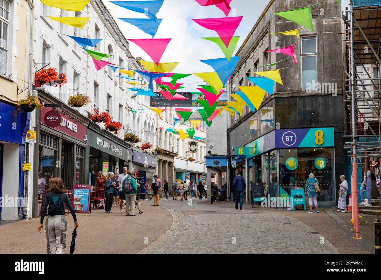 Falmouth Cornwall, High Street, Straßenballen über den Geschäften und Geschäften im Stadtzentrum von Falmouth, England, Großbritannien, 2023 Stockfoto
