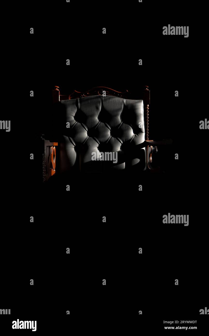 Schönes schwarzes Sofa in der Dunkelheit Stockfoto