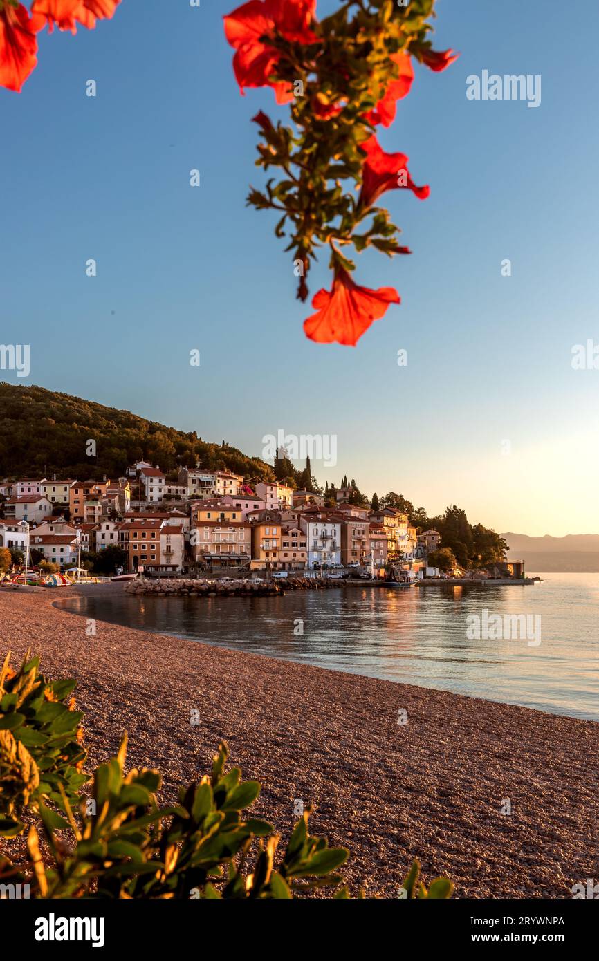 Magische Morgen am MoÅ¡Ä‡eniÄka Draga Beach: Die bezaubernde Urlaubsregion in Istrien, Kroatien Stockfoto
