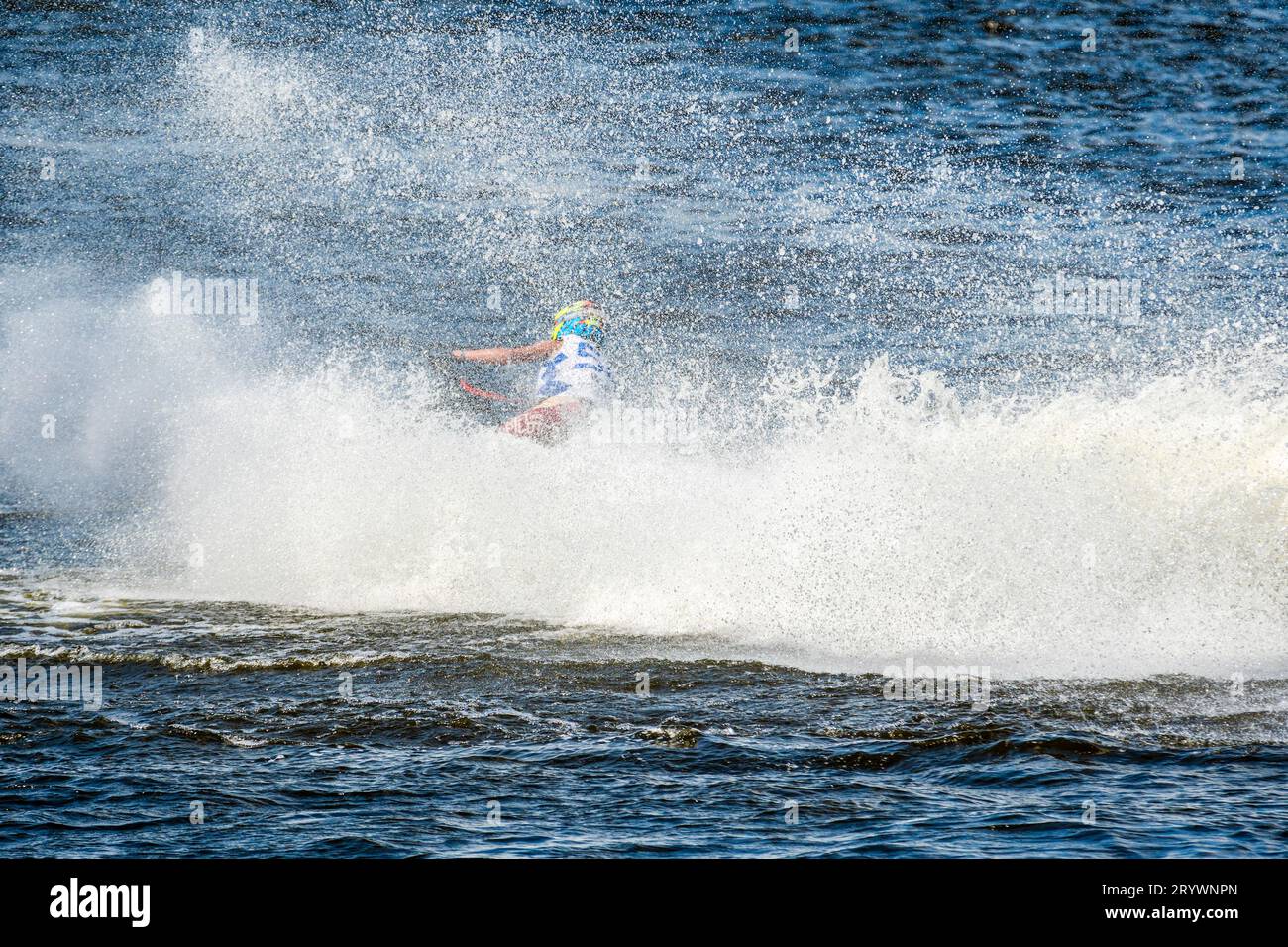 Jet-Ski-Fahrer in Aktion während der Vorstellung mit Spritzwasser Stockfoto