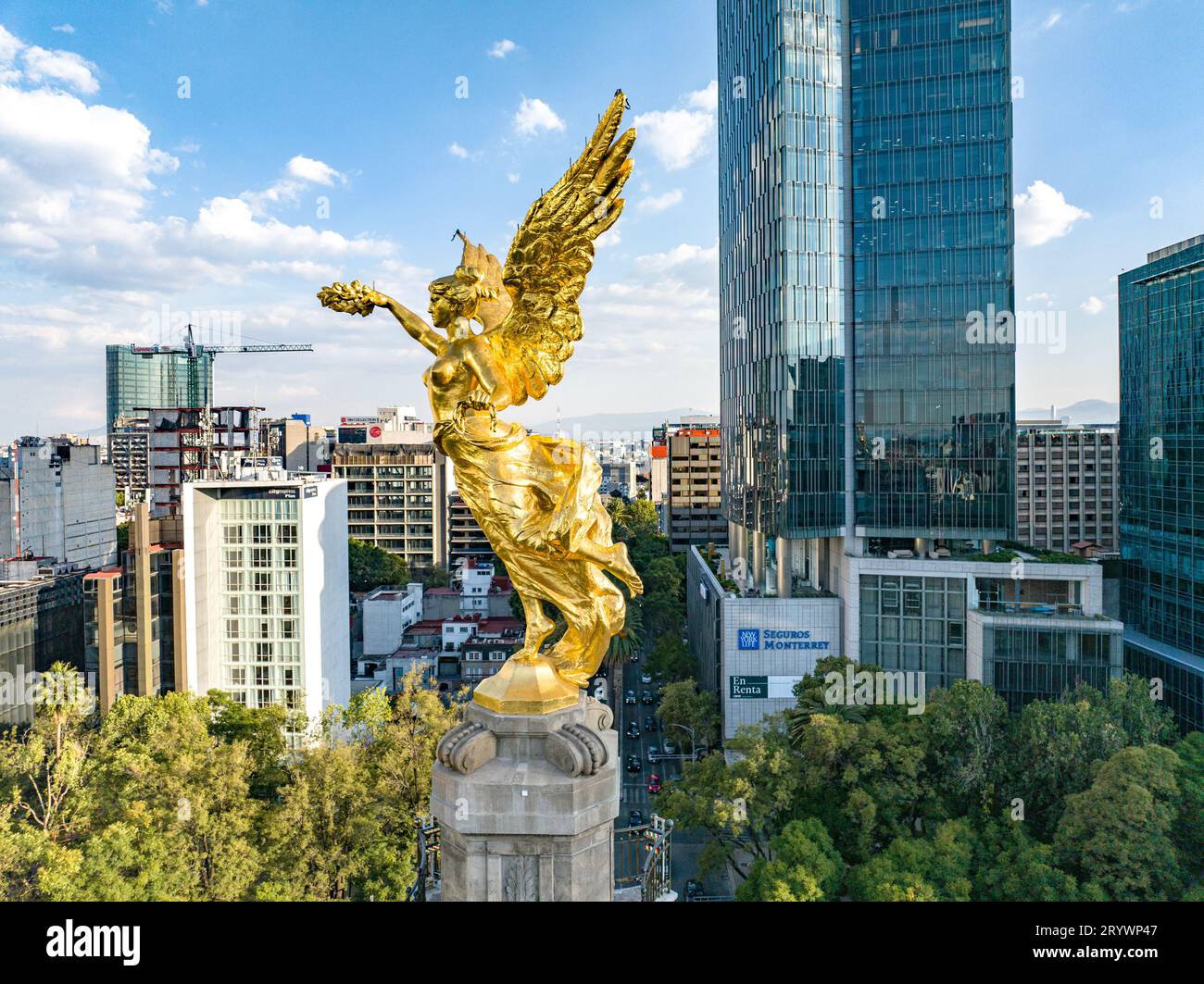 Luftaufnahme an einem blauen Tag des Engels der Unabhängigkeit auf dem Paseo de la Reforma in Mexiko-Stadt. Stockfoto