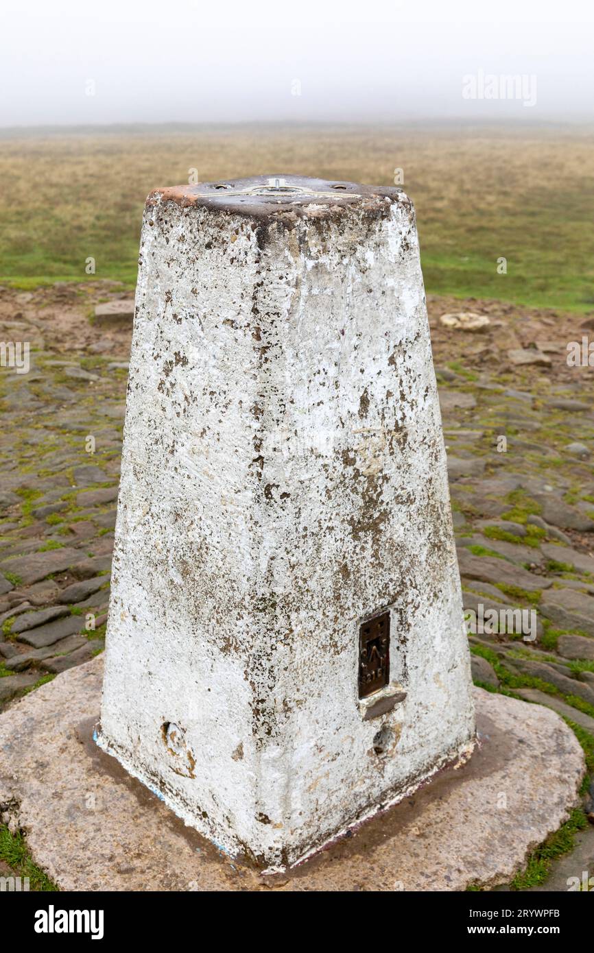 September 2023, Trig Point auf dem Gipfel des Pendle Hill in Forest of Bowland, Lancashire, England, Großbritannien Stockfoto