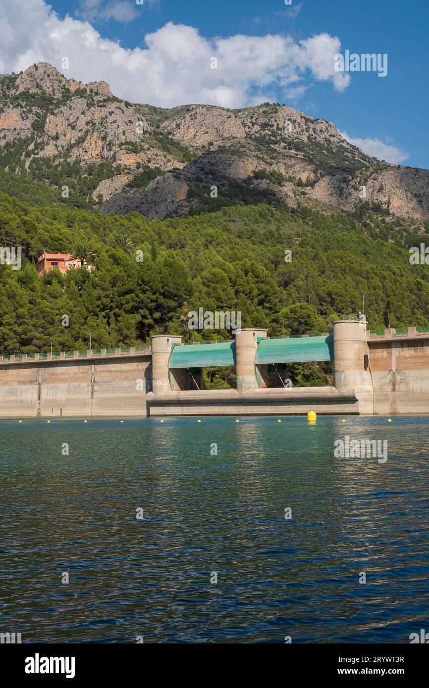 Das Guadalest-Reservoir in der Provinz Alicante, gespeist vom gleichnamigen Fluss. Stockfoto