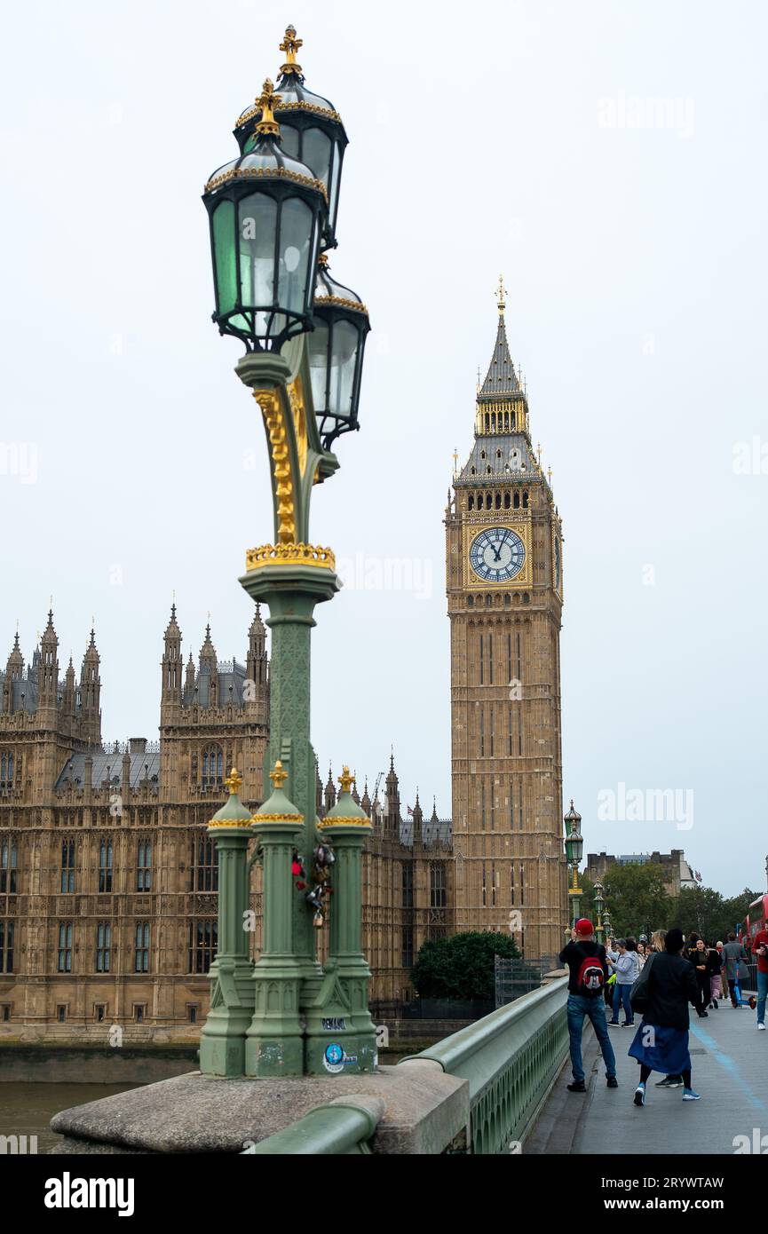 Westminster, London, Großbritannien. 28. September 2023. Der Palast von Westminster in London. Im September wurde bekannt gegeben, dass einige Schulen, Krankenhäuser und öffentliche Gebäude geschlossen werden müssen, wenn sie aus Stahlautoklavierbeton (RAAC) gebaut wurden, da die Gefahr besteht, dass die Gebäude einstürzen. RAAC ist in einem Teil des Palastes von Westminster präsent, aber laut einem Sprecher „verursacht es kein unmittelbares Risiko“. Der Palast von Westminster, in dem sich das House of Commons und das House of Lords befinden, wird bereits umfassend renoviert. Funktioniert mit Stockfoto