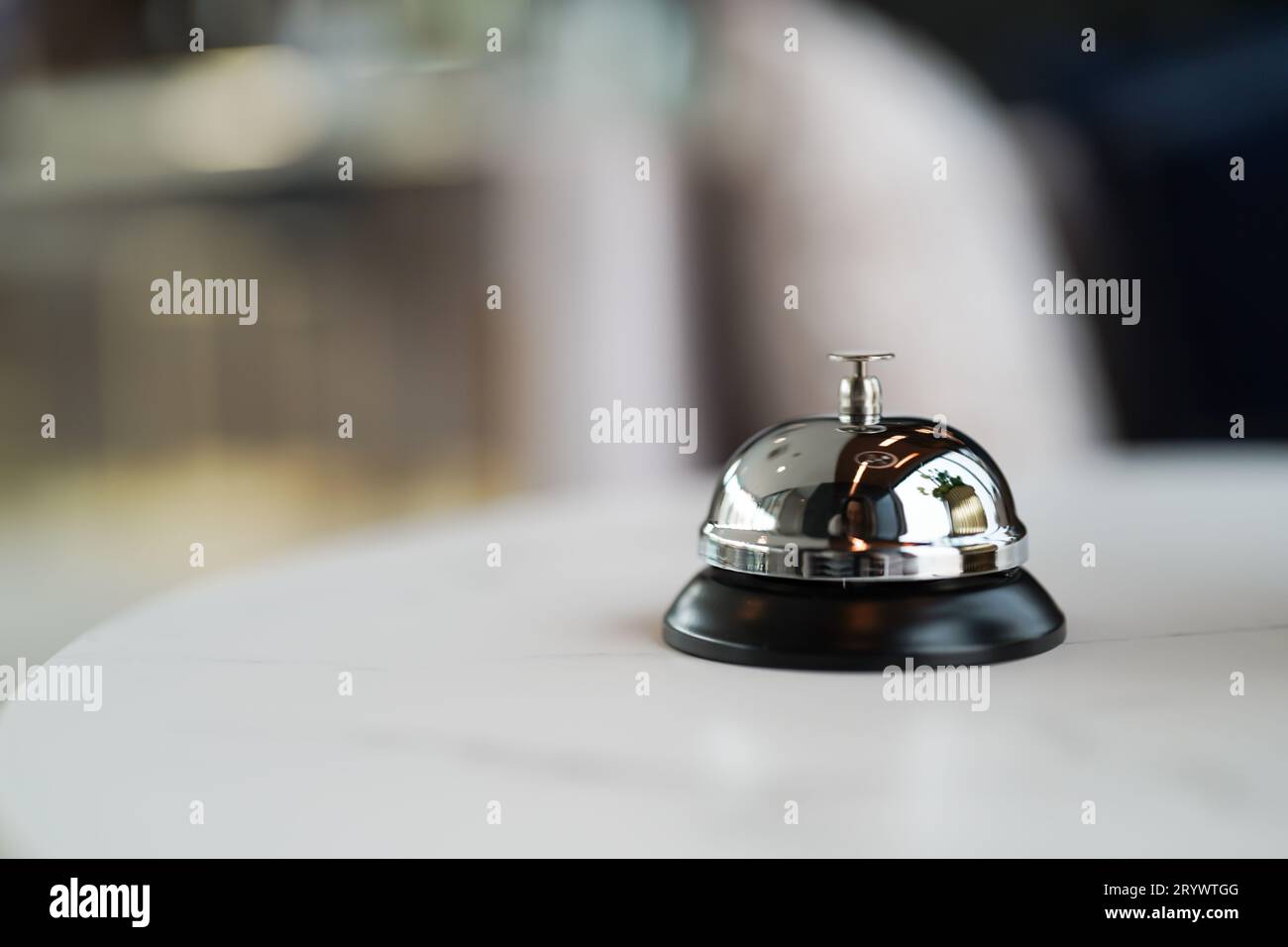 Hotelrezeptionsschalter mit Serviceklingel. An der Rezeption können Sie telefonisch telefonieren. bellÂ. Stockfoto