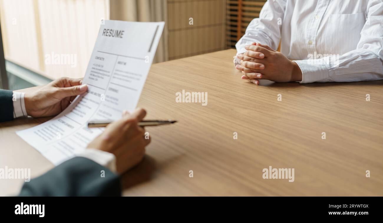 Prüfer liest einen Lebenslauf während des Vorstellungsgesprächs im Büro Business and Human Resources Concept Stockfoto