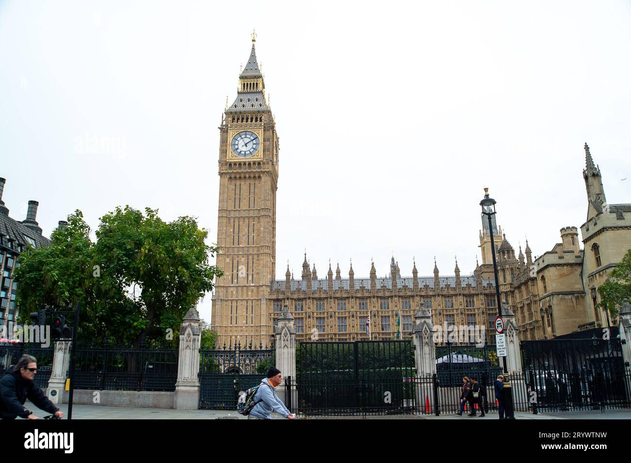 Westminster, London, Großbritannien. 28. September 2023. Der Palast von Westminster in London. Im September wurde bekannt gegeben, dass einige Schulen, Krankenhäuser und öffentliche Gebäude geschlossen werden müssen, wenn sie aus Stahlautoklavierbeton (RAAC) gebaut wurden, da die Gefahr besteht, dass die Gebäude einstürzen. RAAC ist in einem Teil des Palastes von Westminster präsent, aber laut einem Sprecher „verursacht es kein unmittelbares Risiko“. Der Palast von Westminster, in dem sich das House of Commons und das House of Lords befinden, wird bereits umfassend renoviert. Funktioniert mit Stockfoto