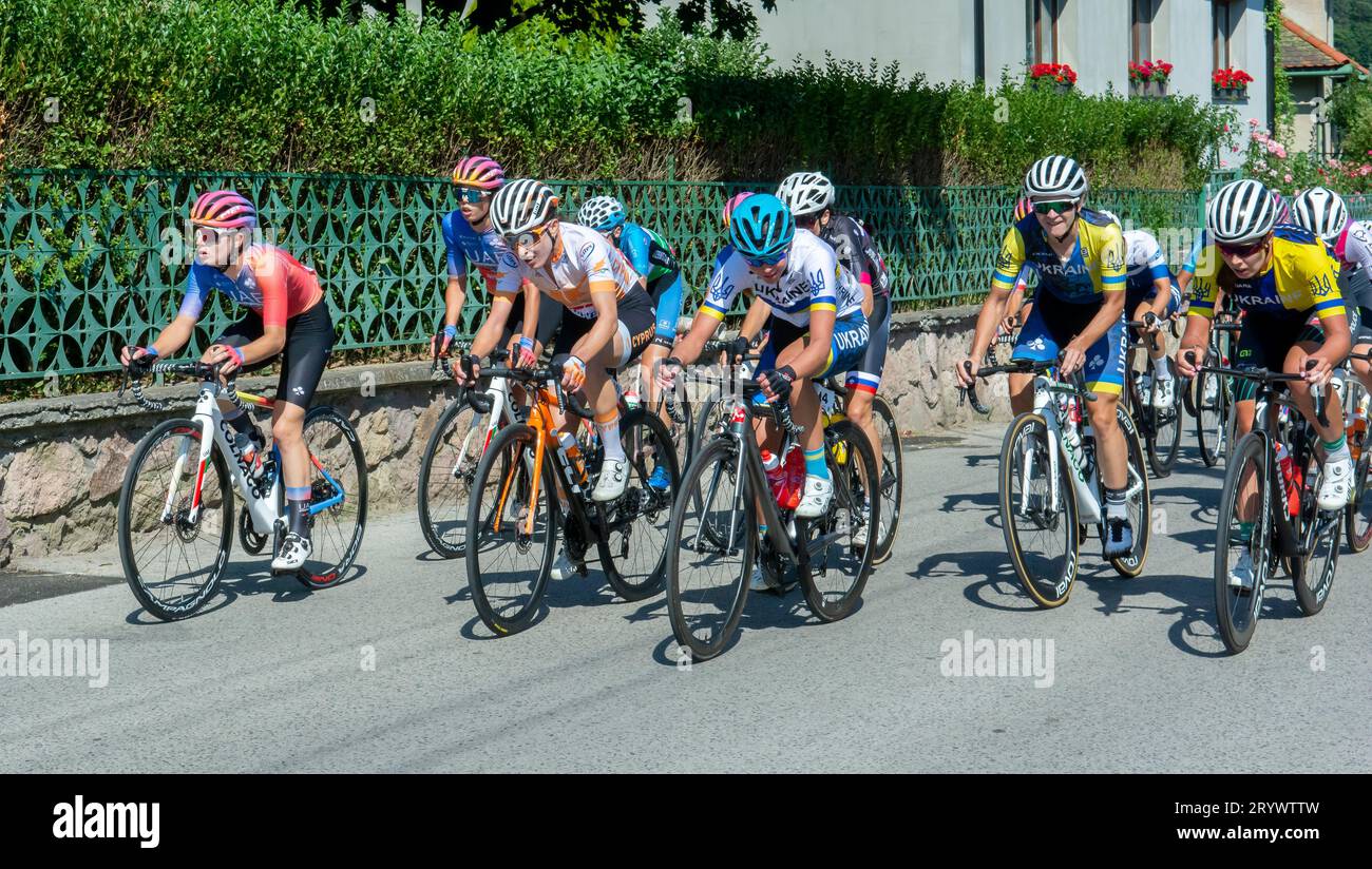 Nova Bana, Slowakei - 8. Juli 2023: Visegrad 4 Fahrradrennen 2023. RESPECT Ladies Race Slovakia 2023. Gruppe von Radfahrern konkurriert Stockfoto