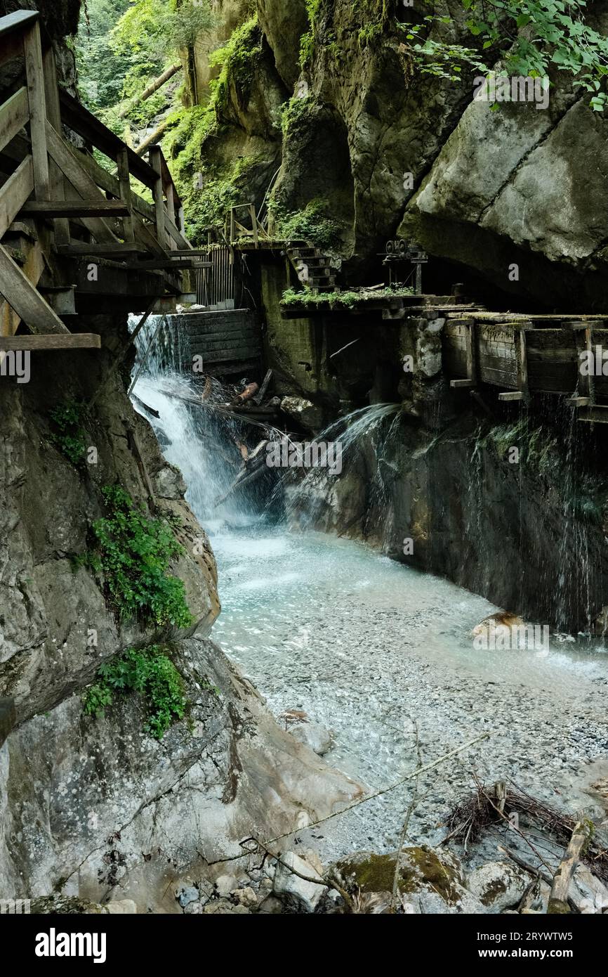 Vertikale Aufnahme von Wasserwerken und Gully in der Nähe eines Flusses. Seisenbergklamm, Weissbach bei Lofer, Österreich. Stockfoto