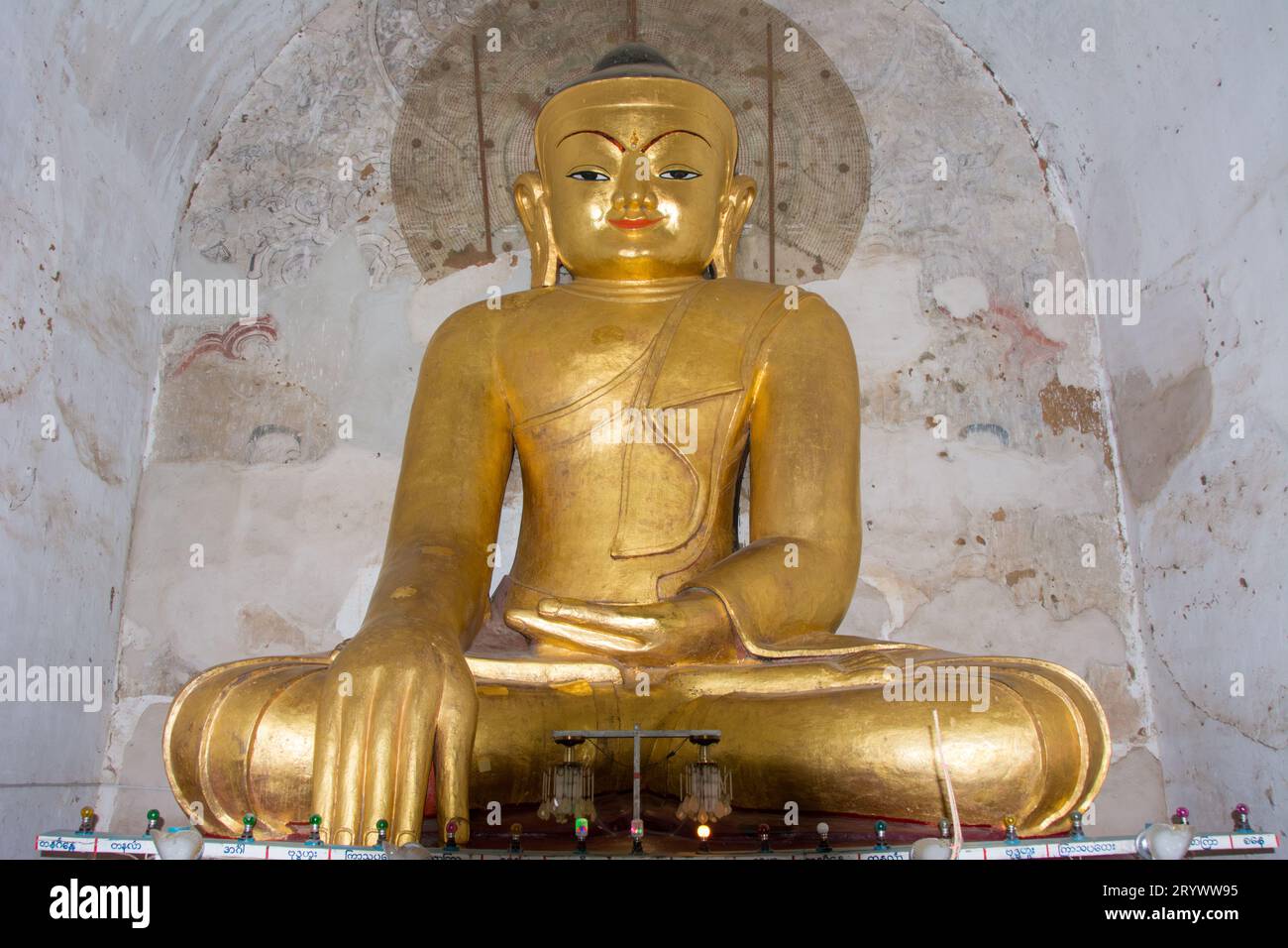 Pagan, Myanmar – 14. August 2015: buddha in Sitzposition am Gawdawpalin-Tempel in Pagan. Stockfoto