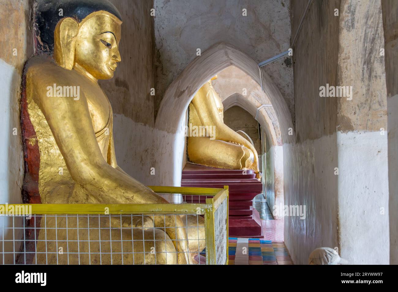 Pagan, Myanmar – 14. August 2015: buddha in Sitzposition am Gawdawpalin-Tempel in Pagan. Stockfoto