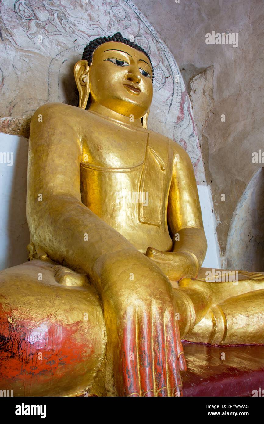 Pagan, Myanmar – 14. August 2015: buddha in Sitzposition am Gawdawpalin-Tempel in Pagan. Stockfoto