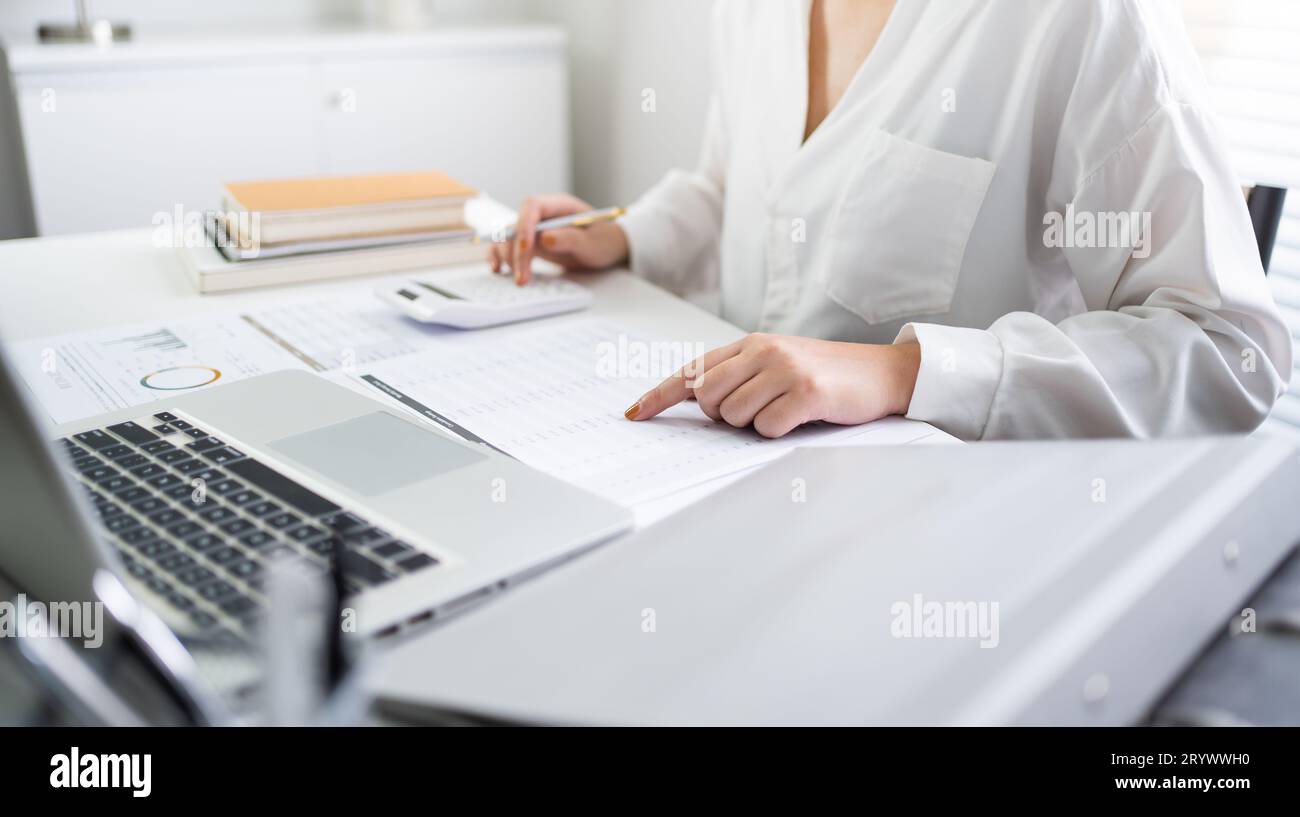 Prüfer oder interne Mitarbeiter des Steuerdienstes, Geschäftsfrauen, die die Jahresabschlüsse des Unternehmens überprüfen. Auditkonzept Stockfoto