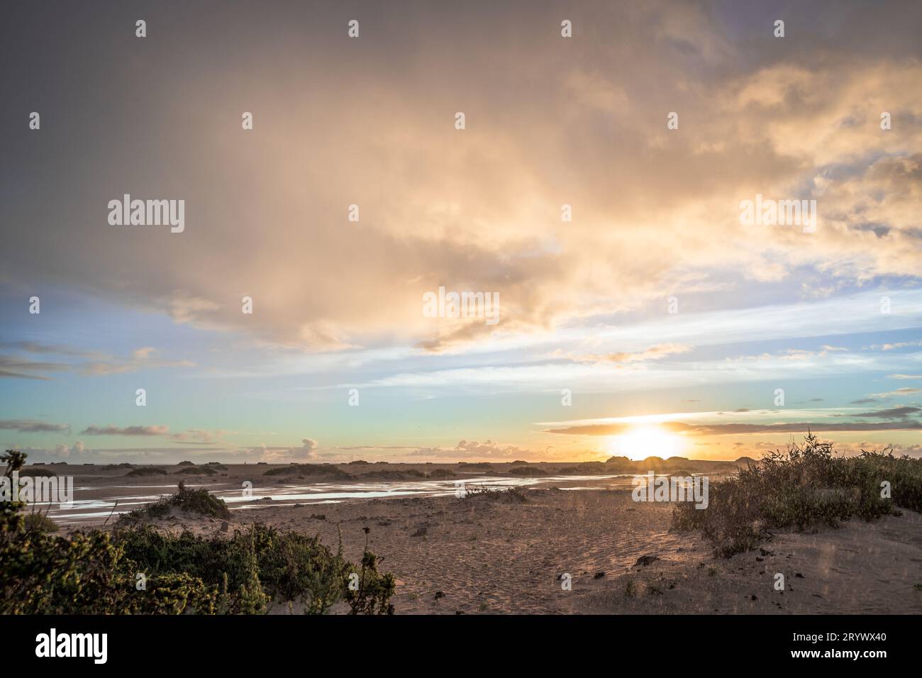 Ruhe entfesselt: Sonnenaufgang am Strand Stockfoto