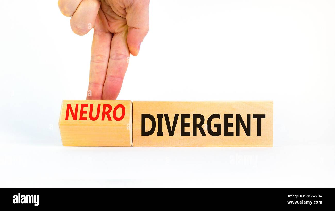 Divergierendes oder neurodivergierendes Symbol. Konzeptworte divergent Neurodivergent auf Holzblöcken. Schöner weißer Hintergrund. Psychologin Hand. Abweichend Stockfoto