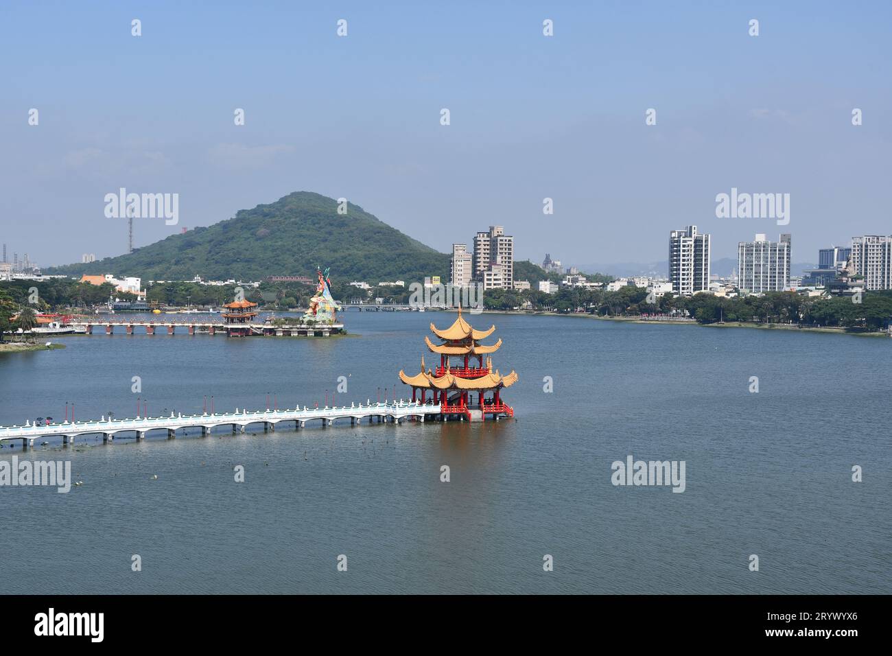 Drohnenaufnahme einer kleinen Pagode am Lotus Pond in Kaohsiung, Taiwan Stockfoto