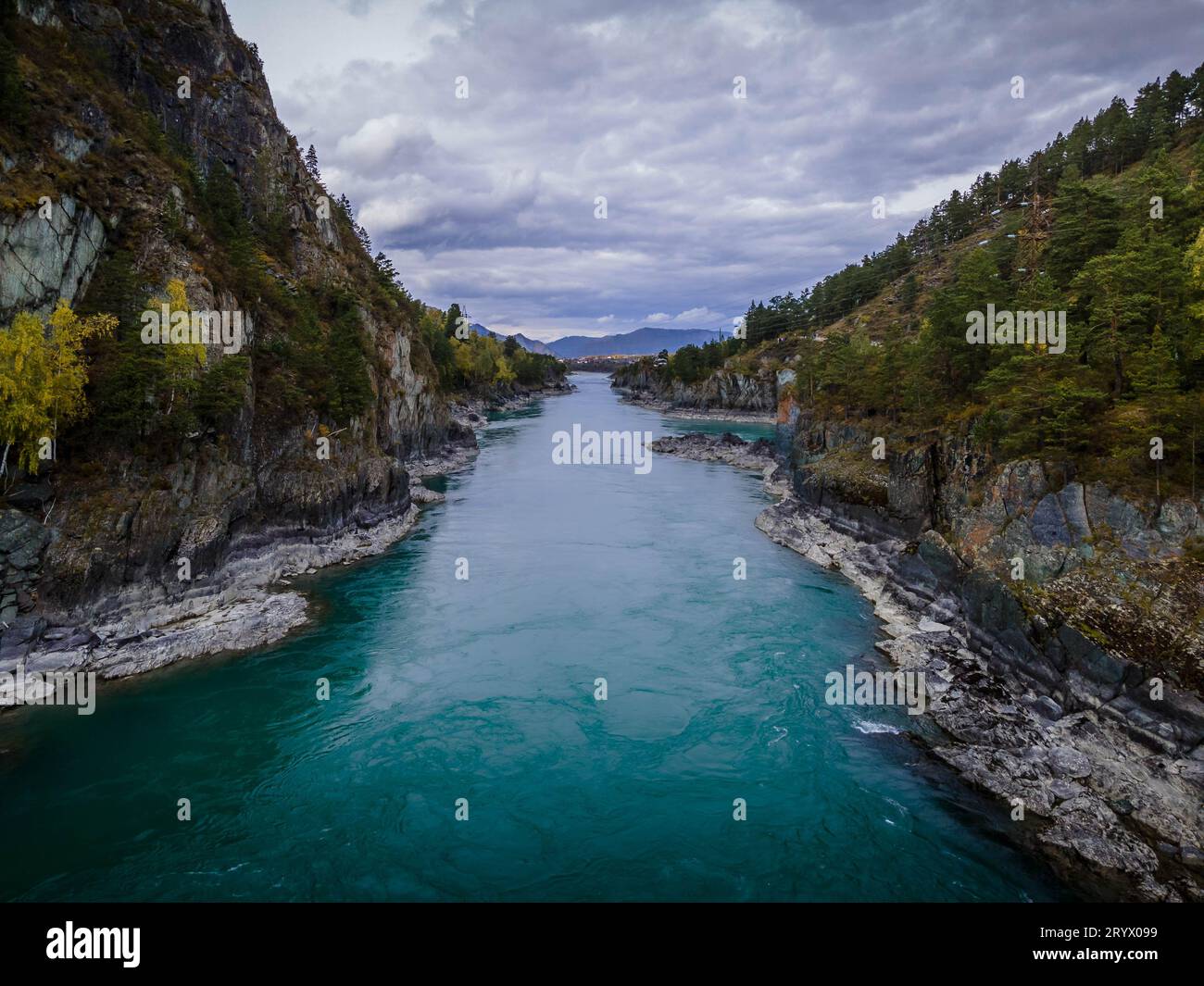 Die Drohnenfotografie des Katun-Flusses mit türkisfarbenem Wasser im Altai-Gebirge in Sibirien, Russland. Stockfoto