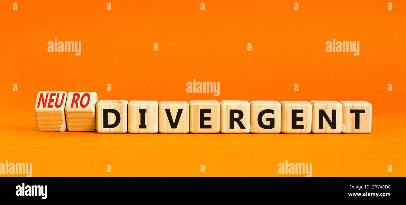 Divergierendes oder neurodivergierendes Symbol. Konzeptworte divergent Neurodivergent auf Holzblöcken. Schöner oranger Tisch mit orangefarbenem Hintergrund. Divergent oder ne Stockfoto