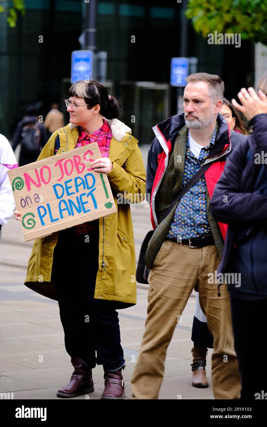 Manchester, Großbritannien. November 2022. Die Menschen kommen zum Globalen Tag für Klimagerechtigkeit zusammen, um den Klimawandel zu fördern und gegen das Fehlen von Maßnahmen zu protestieren Stockfoto