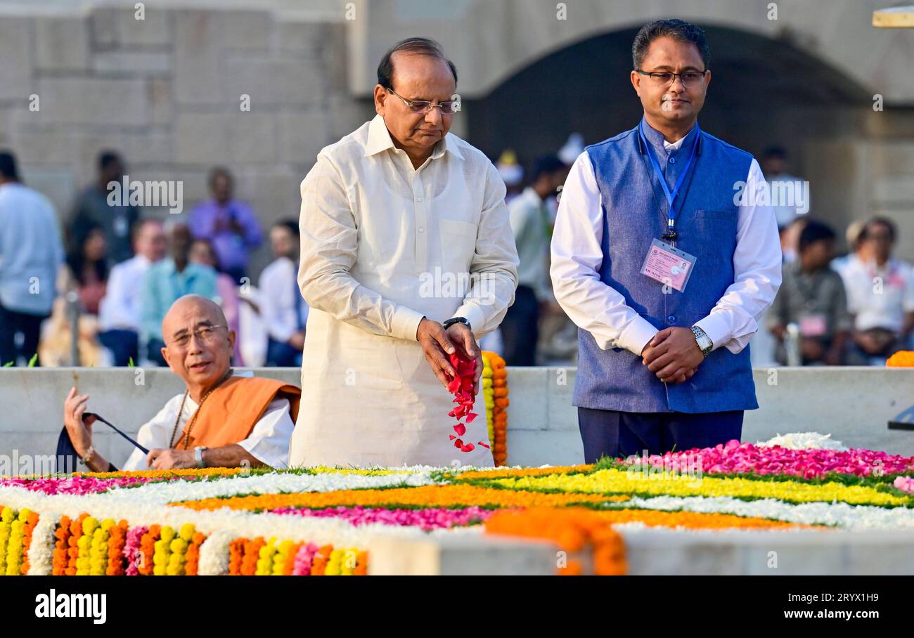 NEW DELHI, INDIEN - 2. OKTOBER: Vinai Kumar Saxena (Vizegouverneur von Delhi) zollt Mahatma Gandhi am 2. Oktober 2023 in Rajghat, Indien, seinen 154. Geburtstag. Mahatma Gandhi, auch bekannt als der Vater der Nation, Bapu oder Mahatma, war ein politischer Ethist, Nationalist und Anwalt. Mohandas Gandhi wurde am 2. Oktober 1869 in Porbandar, Gujarat, geboren. Der Tag ehrt Mahatma Gandhi, die Werte der Gewaltlosigkeit und Toleranz, die er predigte, und zollt dem Freiheitskämpfer Tribut. Die Menschen feiern den Tag, um Frieden, Harmonie und Einheit weltweit zu fördern. (Foto: Raj K Stockfoto