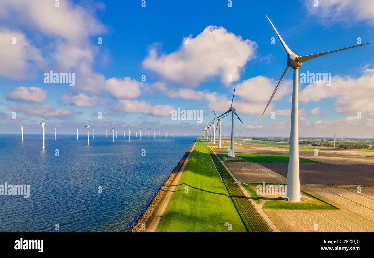 Windkraftanlagen auf See erzeugen in den Niederlanden grüne Energie Stockfoto