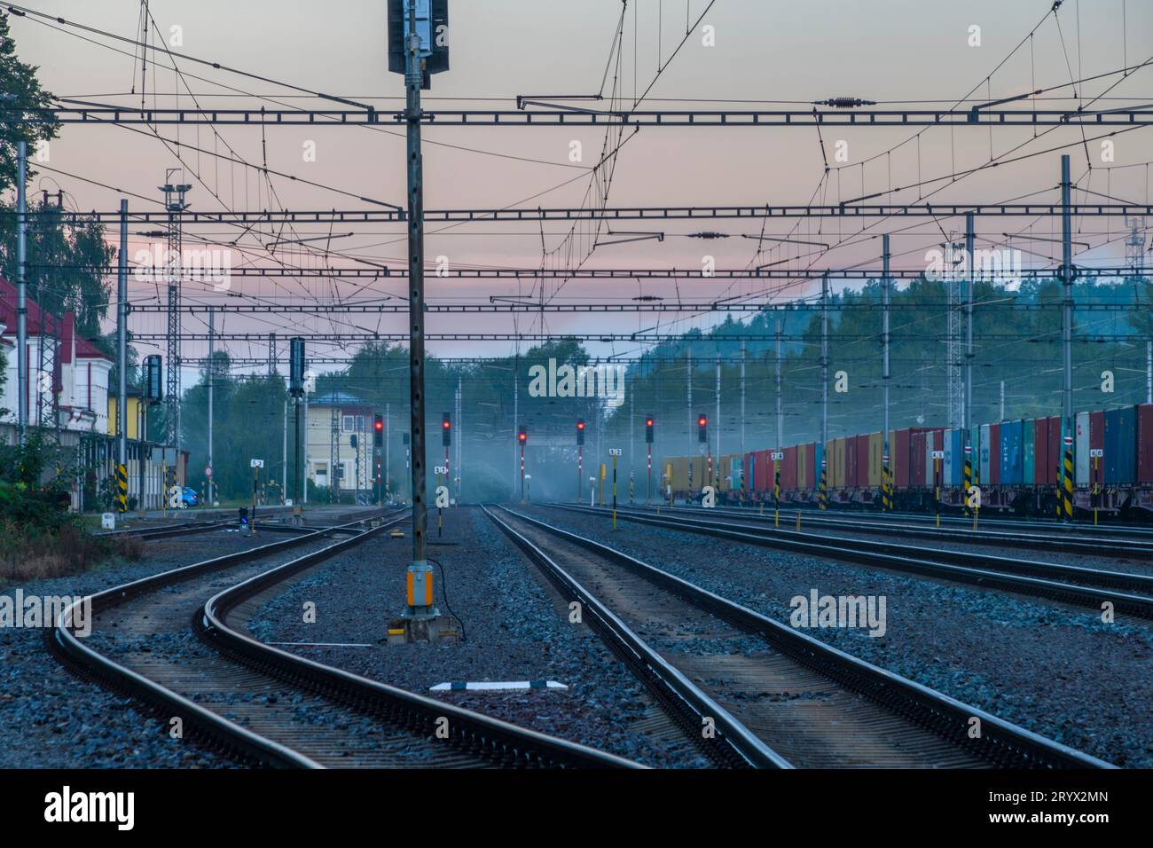 Güterzug in nebeliger Farbe Herbstmorgen in der Nähe des Bahnhofs Horni Dvoriste nahe der österreichischen Grenze Stockfoto