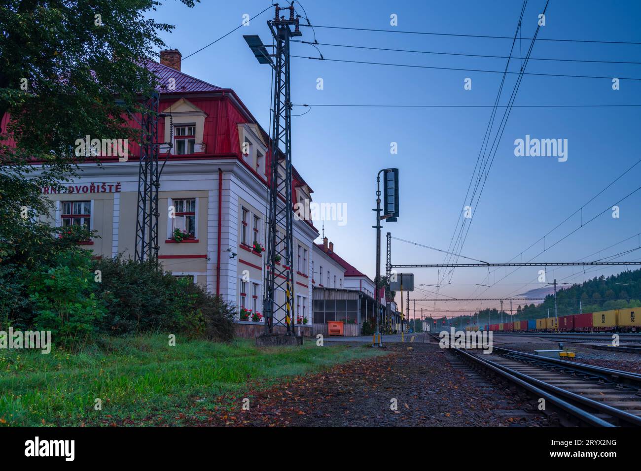Güterzug in nebeliger Farbe Herbstmorgen in der Nähe des Bahnhofs Horni Dvoriste nahe der österreichischen Grenze Stockfoto