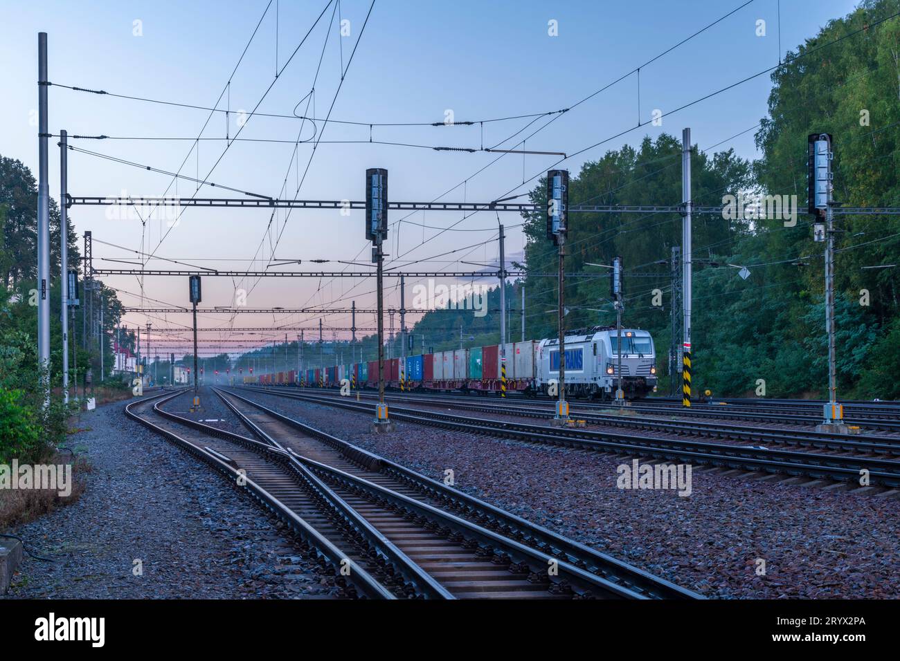 Güterzug in nebeliger Farbe Herbstmorgen in der Nähe des Bahnhofs Horni Dvoriste nahe der österreichischen Grenze Stockfoto