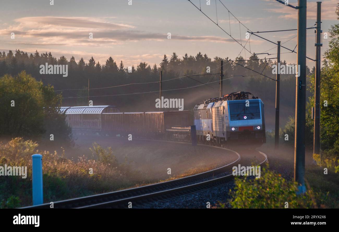 Güterzug in nebeliger Farbe Herbstmorgen in der Nähe des Bahnhofs Horni Dvoriste nahe der österreichischen Grenze Stockfoto