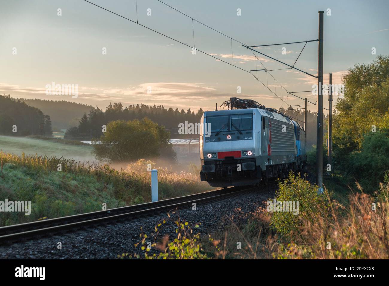 Güterzug in nebeliger Farbe Herbstmorgen in der Nähe des Bahnhofs Horni Dvoriste nahe der österreichischen Grenze Stockfoto