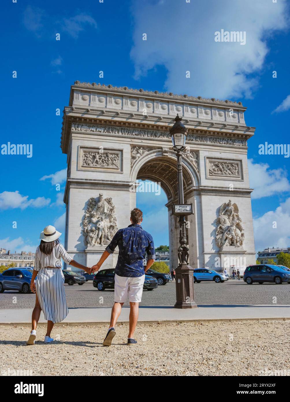 Ein Paar auf einer Städtereise in Paris, die Avenue des Champs-Elysées Paris France Triumphbogen besucht Stockfoto