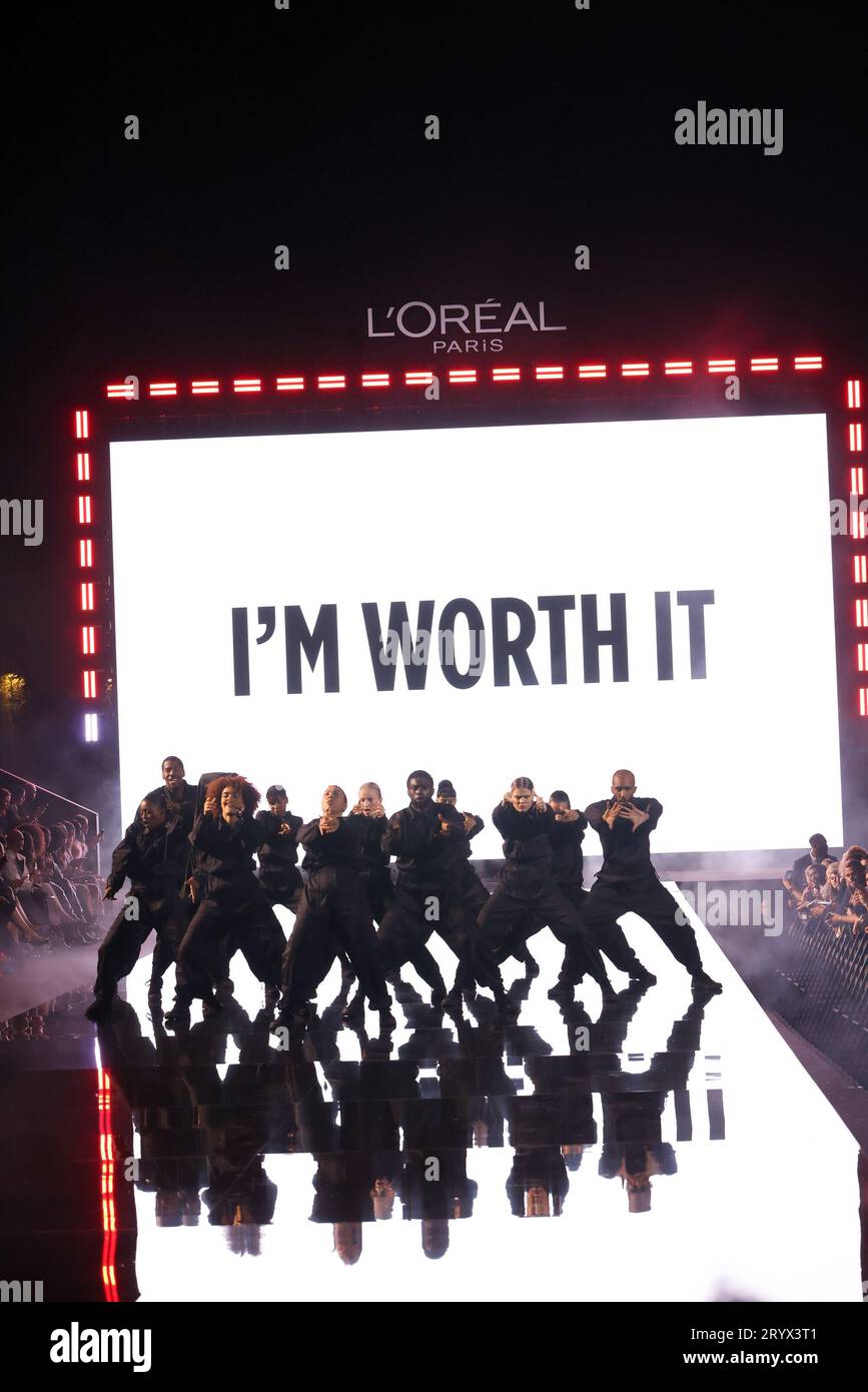 Paris, Frankreich. Oktober 2023. Le Défilé L'Oréal Paris - Gehen Sie während der Pariser Modewoche auf Ihre Kosten Frühling/Sommer 2024 am 1. Oktober 2023 in Paris, Frankreich. (Foto: Lyvans Boolaky/ÙPtertainment/SIPA USA) Credit: SIPA USA/Alamy Live News Stockfoto