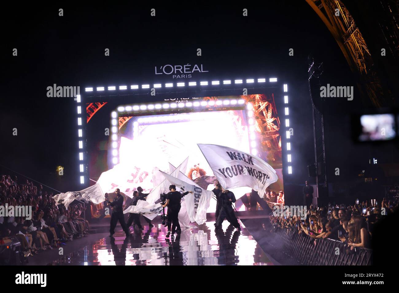 Paris, Frankreich. Oktober 2023. Le Défilé L'Oréal Paris - Gehen Sie während der Pariser Modewoche auf Ihre Kosten Frühling/Sommer 2024 am 1. Oktober 2023 in Paris, Frankreich. (Foto: Lyvans Boolaky/ÙPtertainment/SIPA USA) Credit: SIPA USA/Alamy Live News Stockfoto