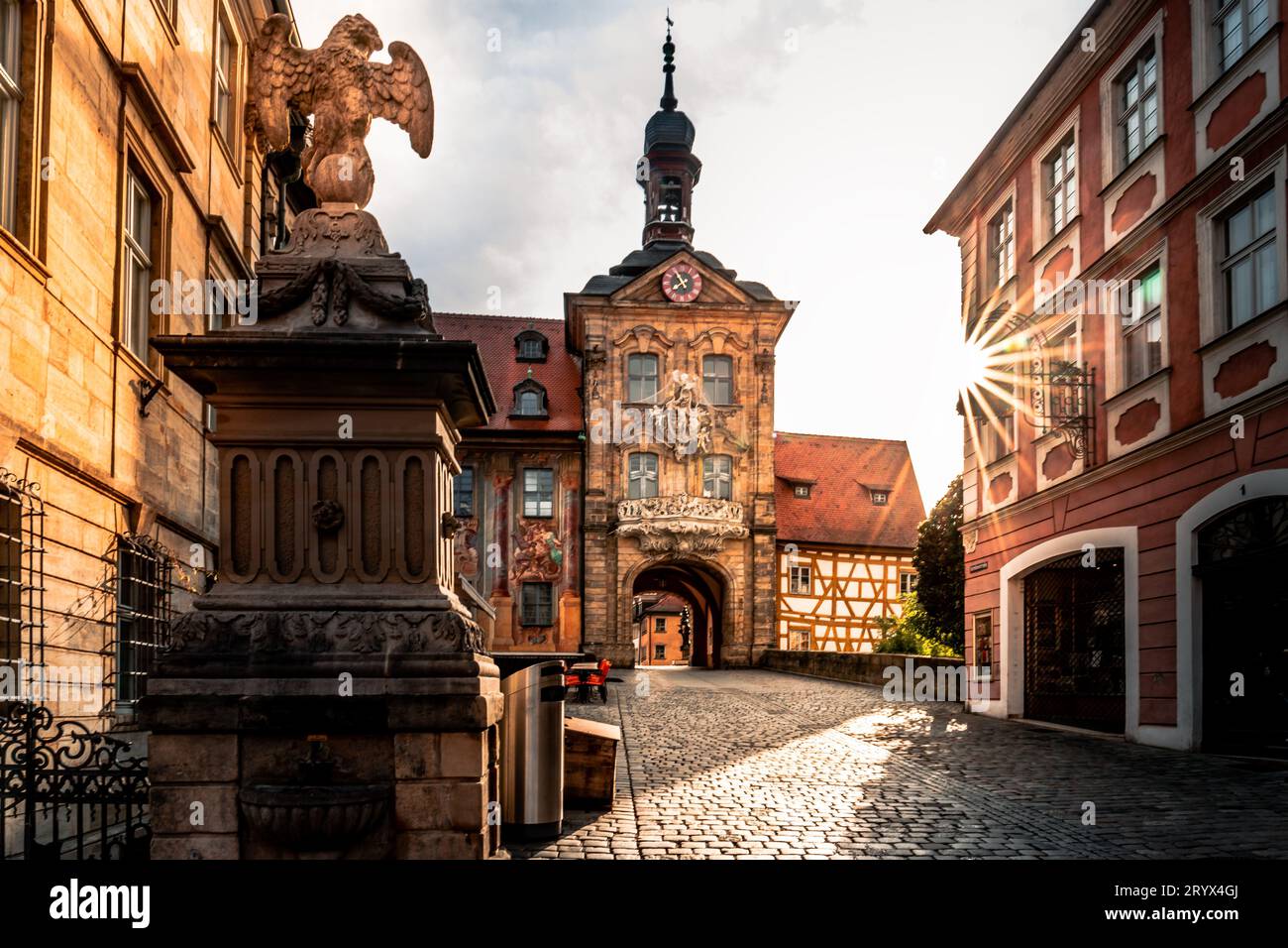 Fesselnde Kunst des Fachwerks: Bamberg und sein ikonisches BrÃ¼ckenrathaus enthüllen Stockfoto