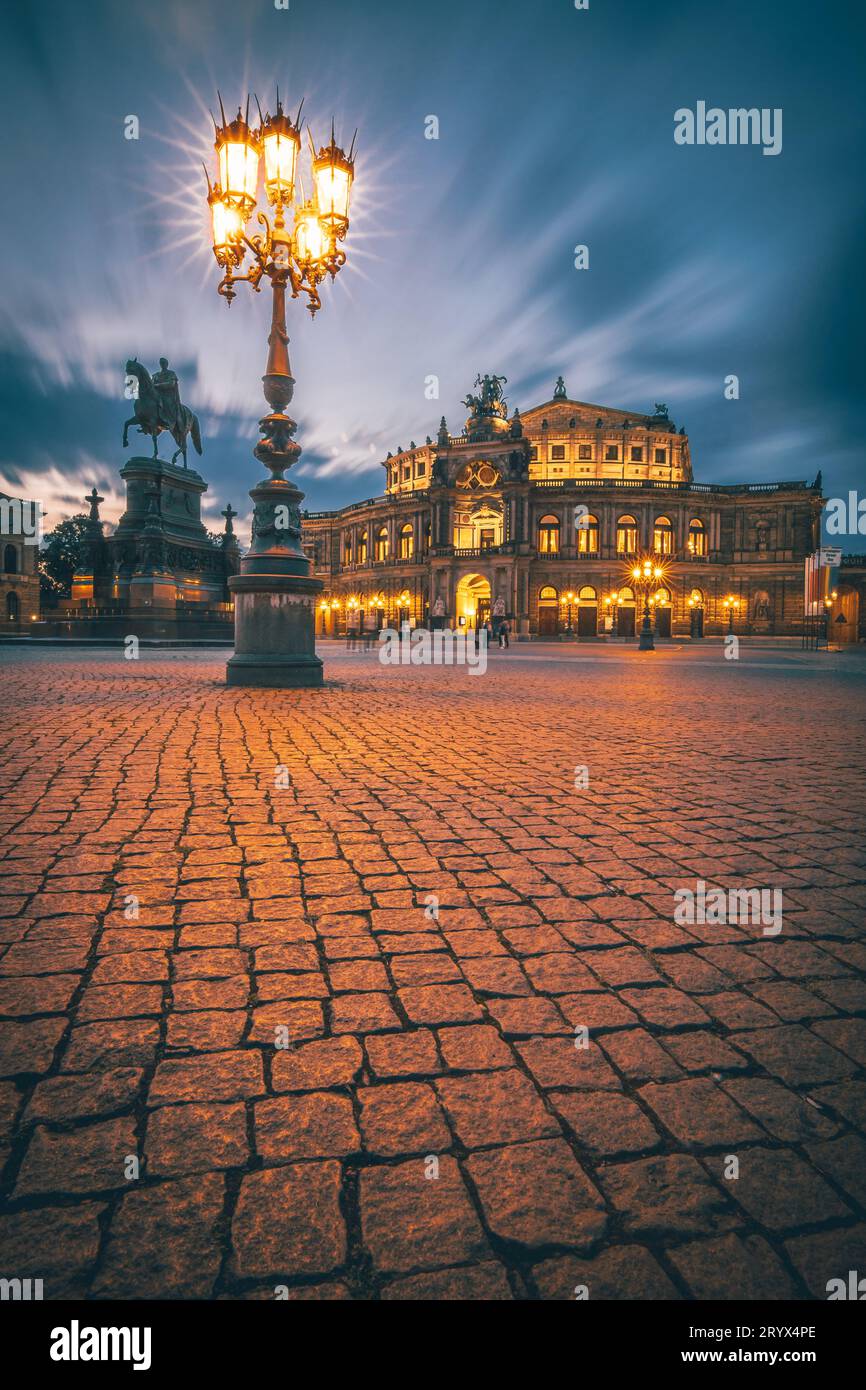 Berühmte Wahrzeichen: Semperoper und ihr idyllischer Platz in der Dresdner Altstadt Stockfoto