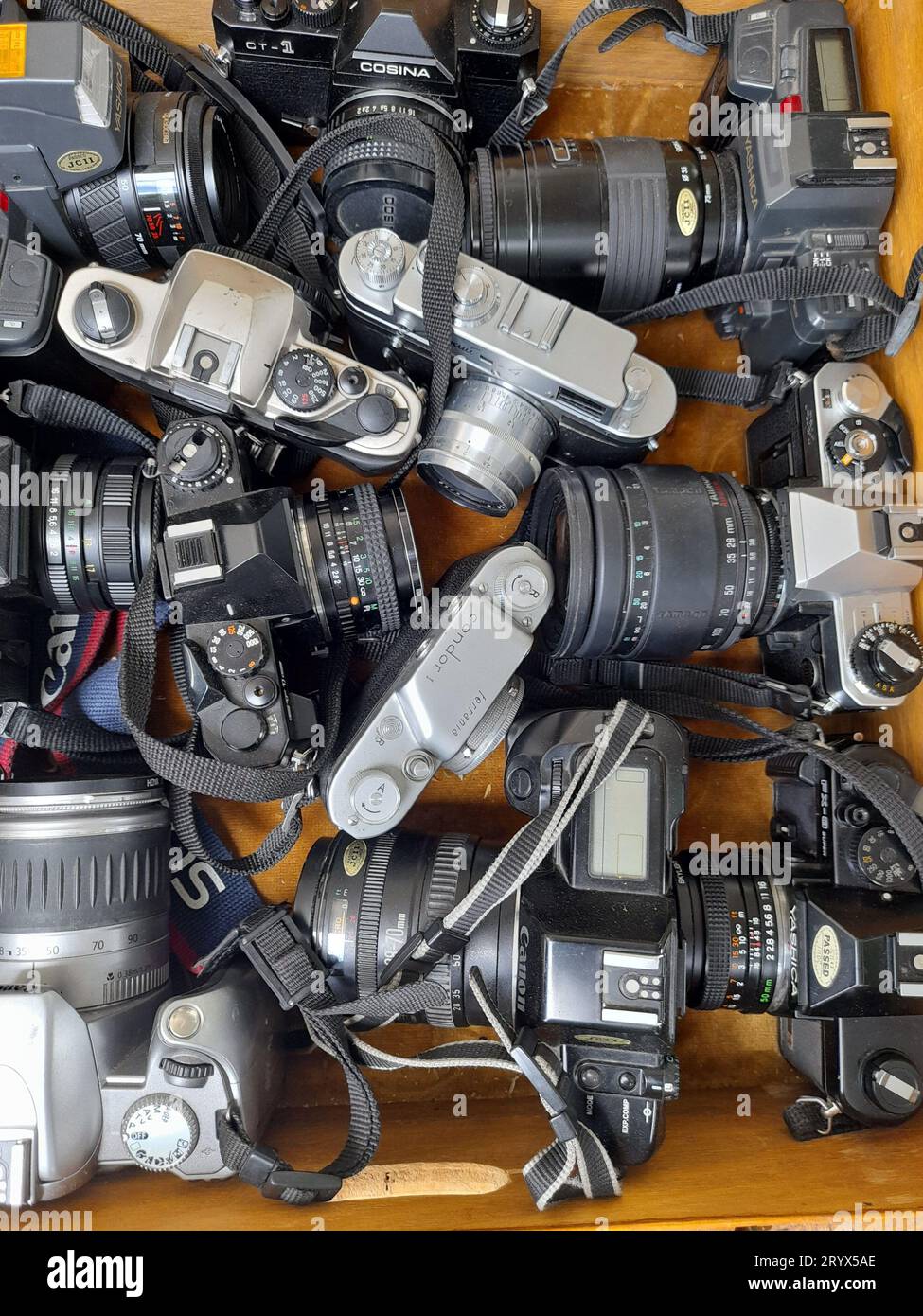 35-mm-Spiegelreflexkameras aus zweiter Hand am Marktstand in Florenz, Florenz, Italien Stockfoto
