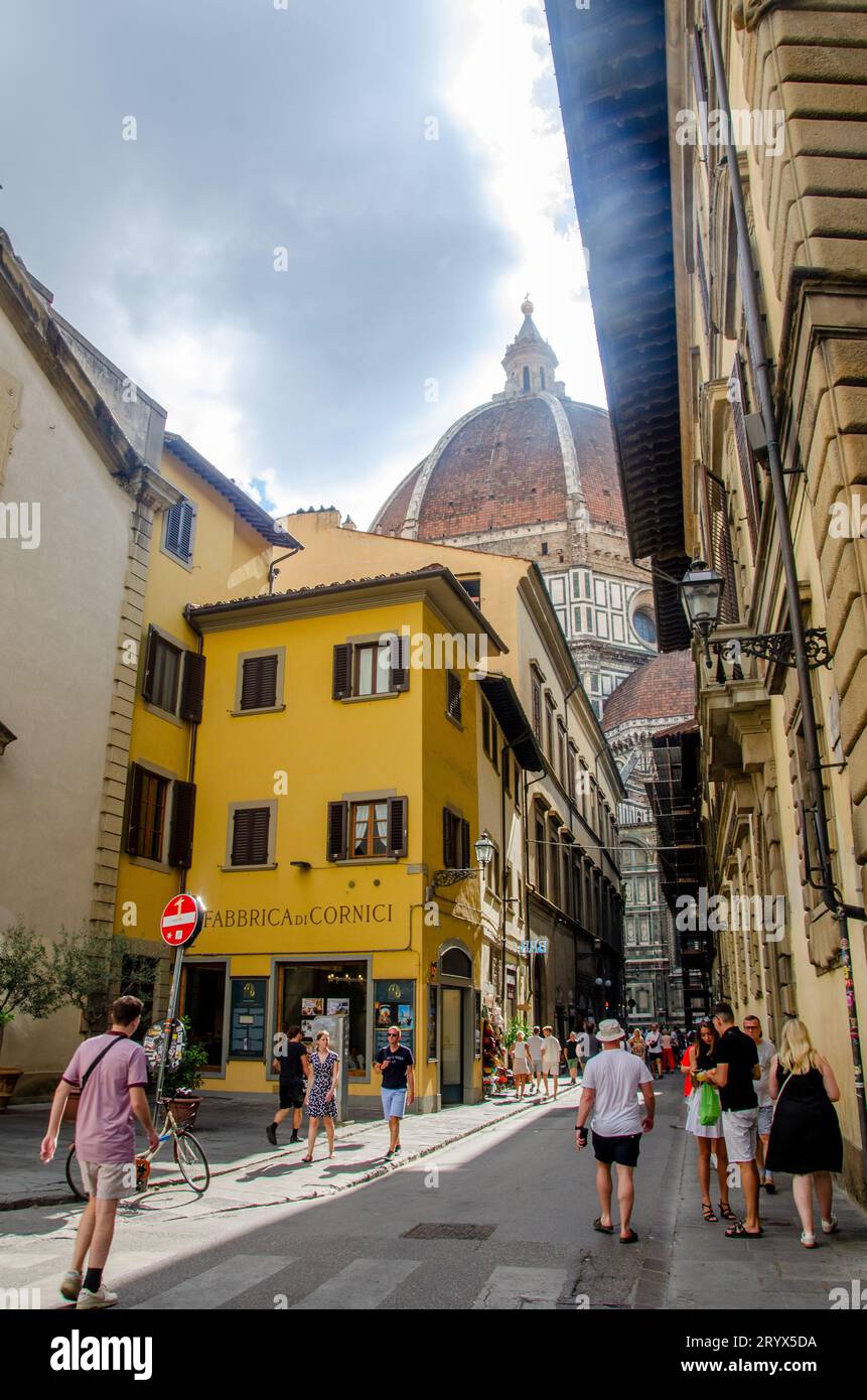 Kathedrale von Florenz - Duomo di Firenze im Hintergrund einer überfüllten Straße, Italien Stockfoto