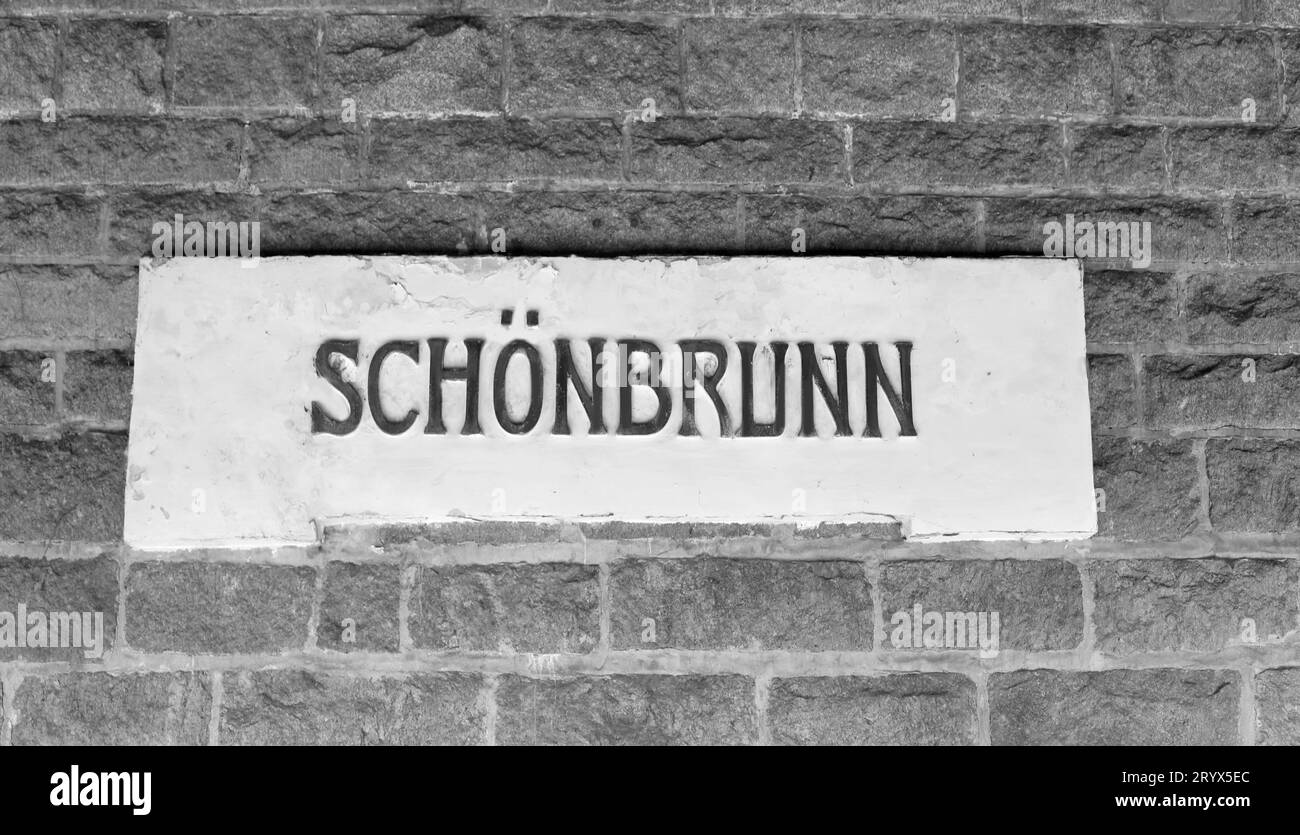 Großer TEXT SCHÖNBRUNN der U-Bahn-Haltestelle in der Nähe des berühmten Schlosses in Wien in Österreich Europa Stockfoto
