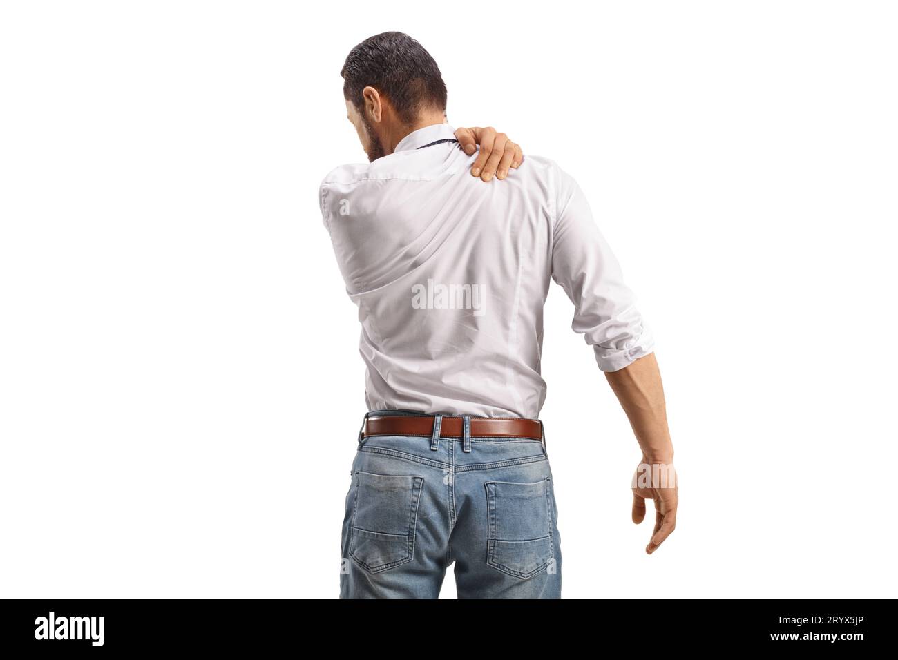 Rückansicht eines Mannes, der seinen oberen Rücken isoliert auf weißem Hintergrund hält Stockfoto