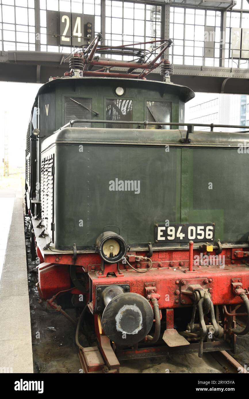 Vertikale Aufnahme einer historischen traditionellen Lokomotive am Museumsbahnhof Stockfoto
