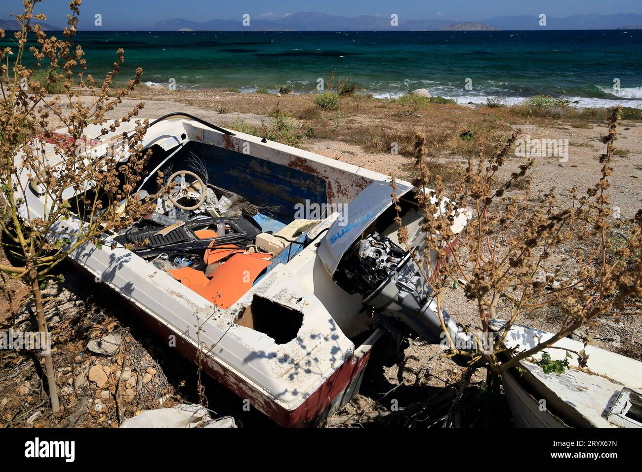 Schiffbruch am Strand, Insel Agistri, Saronische Inselgruppe, Griechenland. Vom Mai 2023 Stockfoto