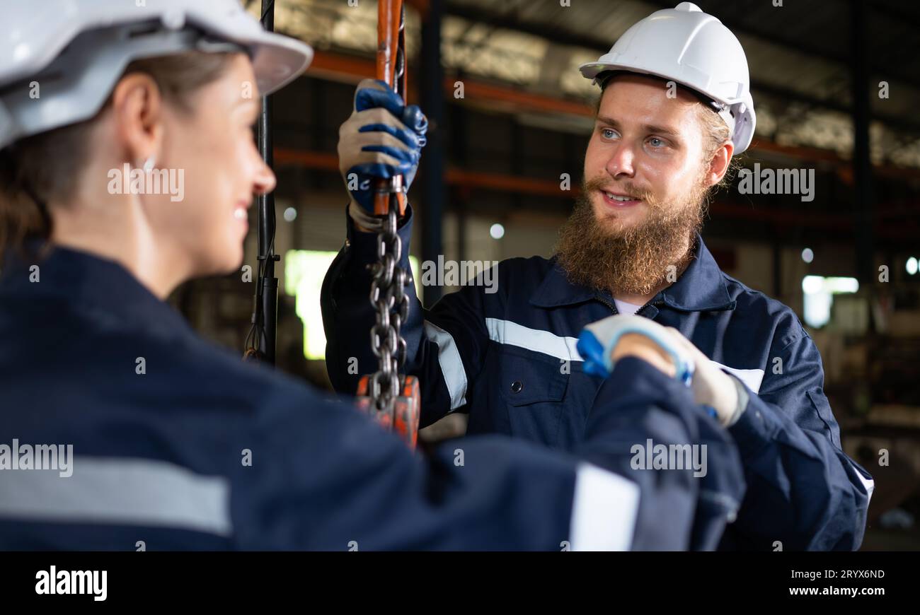 Zwei Techniker prüfen und testen den Betrieb von Hebekranen in schweren Industrieanlagen. Stockfoto