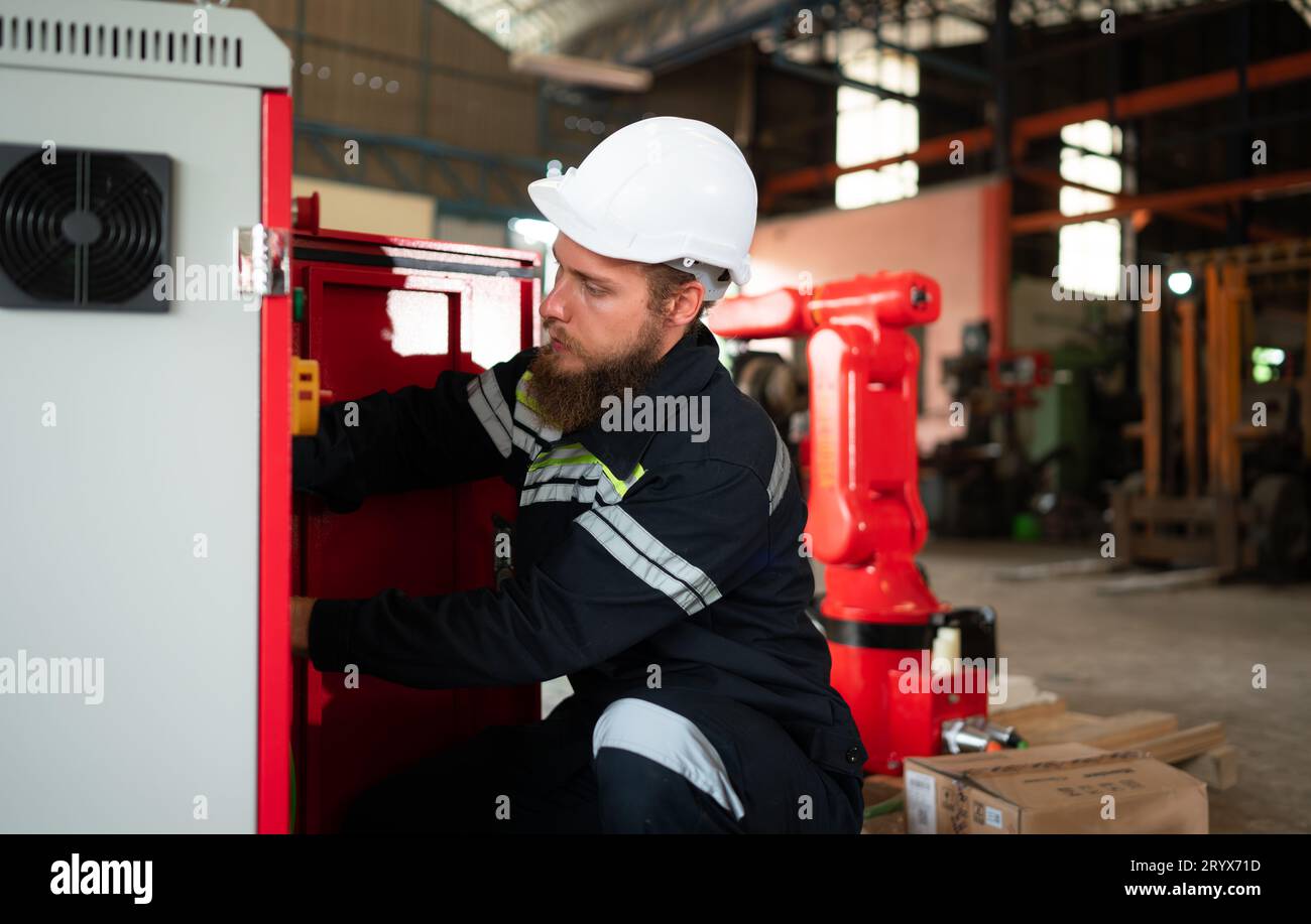 Elektroingenieur mit der Mission, ein elektrisches System für den Roboterarm zu installieren Stockfoto