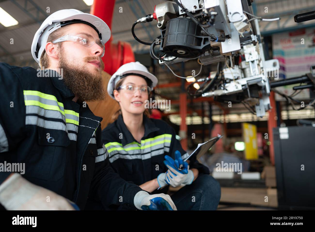 Elektroingenieur mit der Mission, ein elektrisches System für den Roboterarm zu installieren Stockfoto