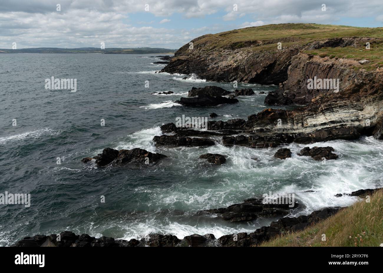 Felsige Küstenregion mit windigen, gefährlichen Wellen, die auf die Felsen stürzen. Stockfoto